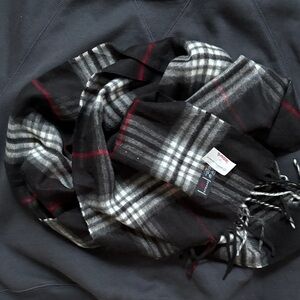 NWT V. FRAAS Black and Gray Plaid Cashmink Scarf with Red Stripe